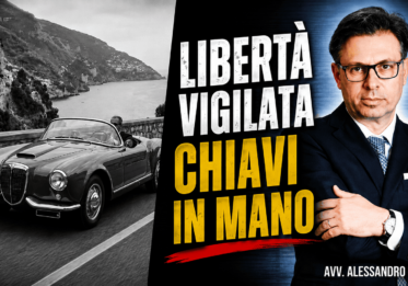 Copertina con l'Avvocato Alessandro Rinaldi in giacca e cravatta e un'auto d'epoca decappottabile che percorre una strada costiera con la scritta "Libertà Vigilata Chiavi in Mano".