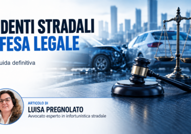 Incidente stradale tra due auto con martelletto del giudice, bilancia della giustizia e codice civile sullo sfondo, copertina guida legale